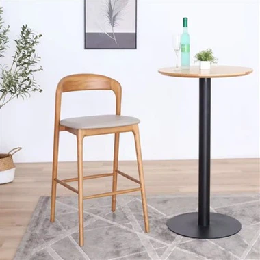Tamboret de bar alt entapissat de fusta natural